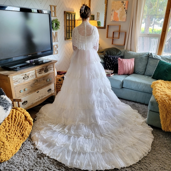 Stunning Vintage Sally Wallace Wedding Gown - Picture 3 of 10